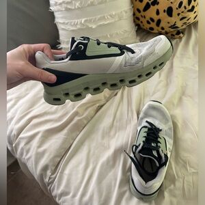 Women’s On CloudStratus, size 7.5!!!